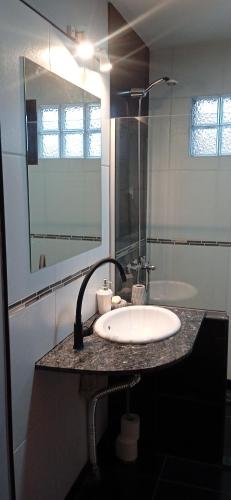 a bathroom with a sink and a mirror at Casa Ton Trevelin in Trevelín