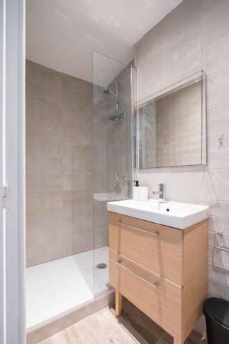 une salle de bain avec un lavabo et une douche dans l'établissement T2 - Rue de la République - Cosy, à Marseille
