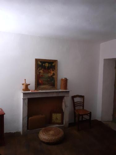 Santa-Lucia-di-MercurioにあるGite casa meaのリビングルーム(暖炉付)