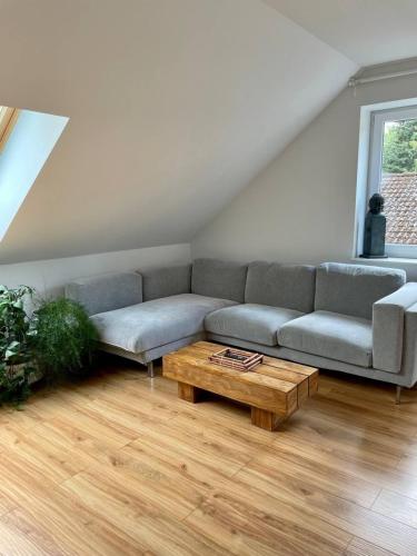 a living room with a couch and a coffee table at Familienfreundlichen Apartment mit traumhaft grüner Aussicht in Hamburg