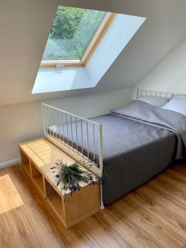 เตียงในห้องที่ Familienfreundlichen Apartment mit traumhaft grüner Aussicht