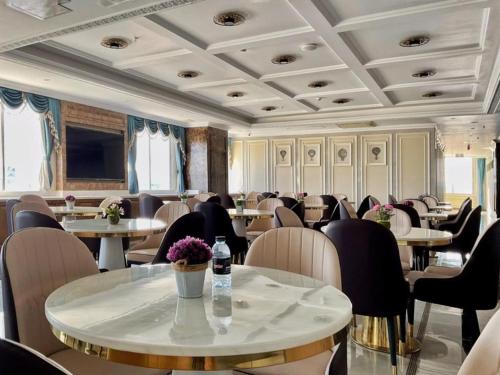 un restaurante con mesas y sillas en una habitación en ST Hotel Wattay Airport en Vientián