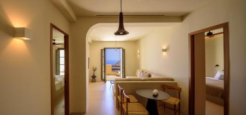 - un salon avec un canapé et une table dans l'établissement Elessa Hotel, à Pyrgos