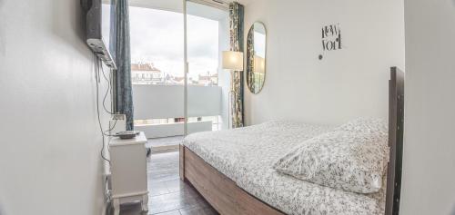 Postel nebo postele na pokoji v ubytování 2 pièces Confortable proche Paris