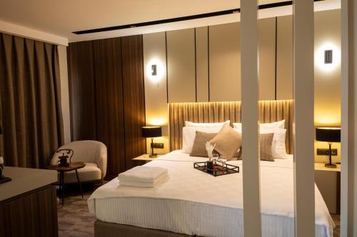 Pokój hotelowy z łóżkiem i krzesłem w obiekcie MONALİSA HOTELS w mieście Kusadası