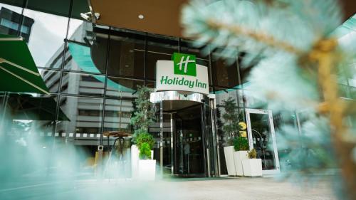 アンカラにあるHoliday Inn Ankara-Kavaklidere, an IHG Hotelの建物の前にヒルトンインの看板