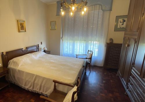 Un dormitorio con una cama y una lámpara de araña. en BnB Castello di Rivoli - Homezon, en Rivoli