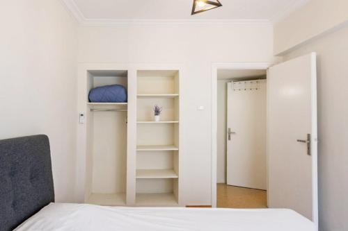 1 dormitorio con cama y armario con espejo en Spacious 3 bedroom apt in Eksarchia en Atenas