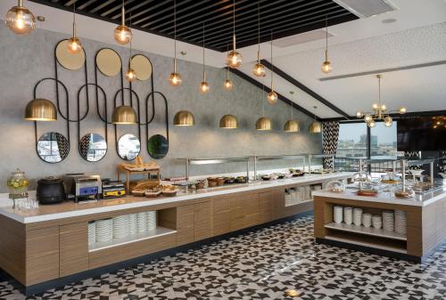 Makanan di atau berdekatan hotel