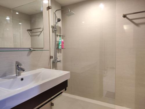 Ванна кімната в Rawai beachfront - The Title Condominium