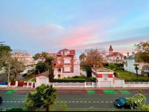 Blick auf eine Stadt mit Häusern und einer Straße in der Unterkunft Studio ARCACHON in Arcachon