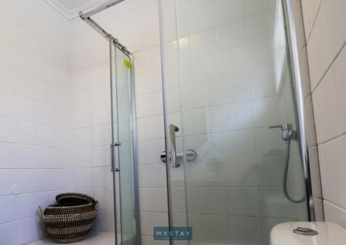 La salle de bains est pourvue d'une douche avec une porte en verre. dans l'établissement MyStay - Lira's Guest House, à Porto