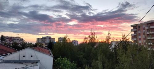 De zonsopgang of zonsondergang vanuit het appartement