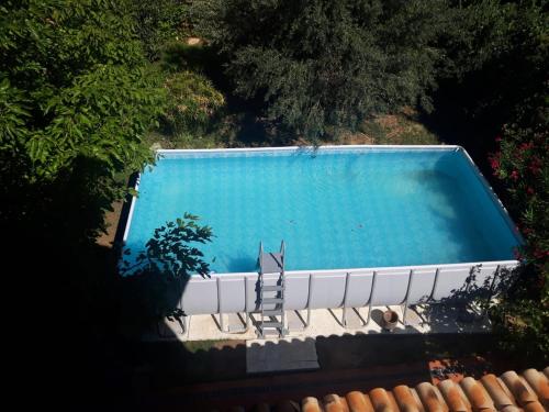 an overhead view of a swimming pool at VIVIENDA TURÍSTICA LOS OLIVOS in Fontellas