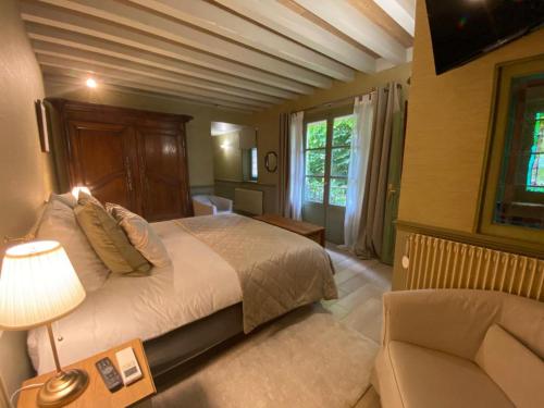 a bedroom with a large bed and a couch at LIVING'Melun, la campagne à Melun ! in Melun