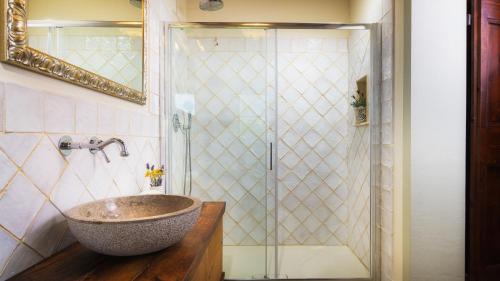 a bathroom with a bowl sink and a shower at VILLA FLAMINIA 8&2 - Emma Villas in Gualdo Cattaneo