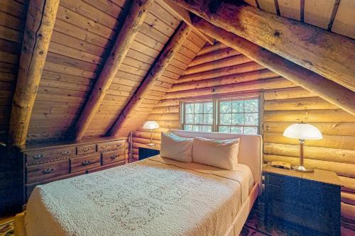 sypialnia z łóżkiem w drewnianym domku w obiekcie Cabin in the Vermont Woods w mieście Hyde Park