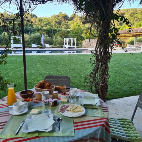 une table avec une nappe sur laquelle se trouve de la nourriture dans l'établissement Mas de Lure, à Salon-de-Provence