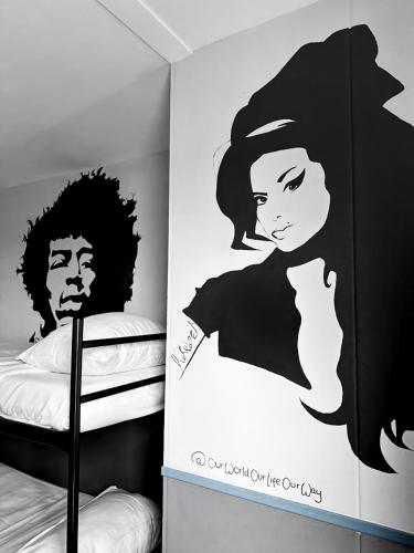 Una cama o camas en una habitación de The Flying Pig Beach Hostel
