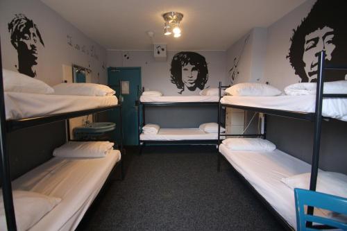 Una cama o camas en una habitación de The Flying Pig Beach Hostel