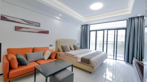 sypialnia z łóżkiem, kanapą i oknem w obiekcie Oasis de luxe--Serviced studio apartment w mieście Kigali