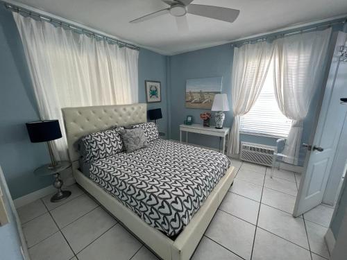 Suite Love في ميامي بيتش: غرفة نوم بسرير ومروحة سقف