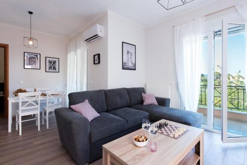 Svetainės erdvė apgyvendinimo įstaigoje Beautiful Corfu Villa Kaylee Apartment 1 Bedroom Contemporary Interior and Close to Serene Location Kanoni