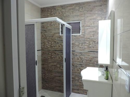 La salle de bains est pourvue d'une douche, de toilettes et d'un lavabo. dans l'établissement Departamento Confortable, à Puerto Iguazú
