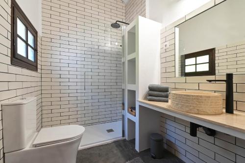 a bathroom with a toilet and a sink at Casa Kirsten in Moraira