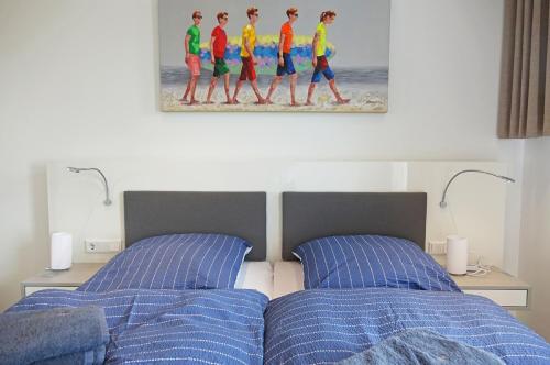 オルペニッツにあるAusternfischerのベッドルーム1室(ベッド2台付)が備わります。壁には絵画が飾られています。
