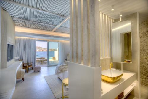 Icon Mykonos في Megali Ammos: غرفة في الفندق مع حمام مع حوض