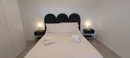 Giường trong phòng chung tại Marisabella Suite Spa 2
