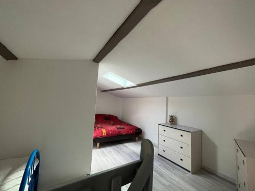 - une chambre avec un lit rouge, une commode et des chaises dans l'établissement Charmant pavillon pour 5-6 pers., au Cap d'Agde