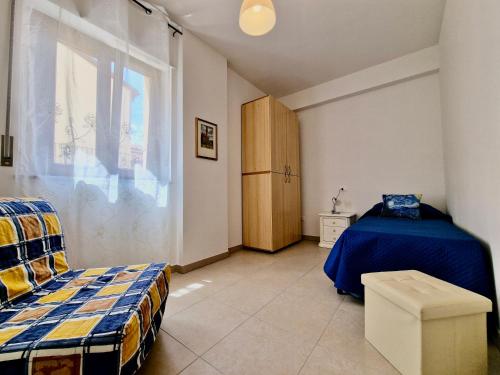 een kleine slaapkamer met een bed en een raam bij La Chiostrina by TraMonti Apartments in LʼAquila