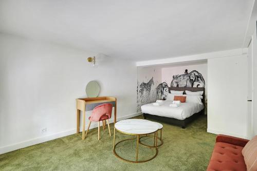 une chambre avec un lit, une table et une chaise dans l'établissement Pick A Flat's Apartment in Saint-Germain - Rue du Bac, à Paris