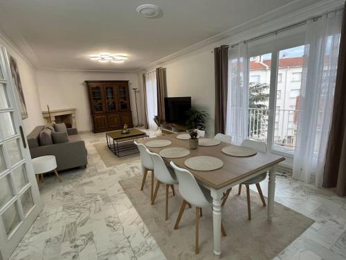 a living room with a table and chairs at Bel appartement à Perpignan in Perpignan