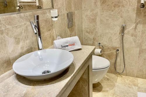 łazienka z umywalką i toaletą w obiekcie Sindbad House w mieście La Marsa
