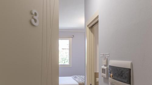 a bathroom with a tv and a window in a room at -Le stanze dei Pico- Wi-Fi, nel cuore di Mirandola - una terrazza unica sul tetto in Mirandola