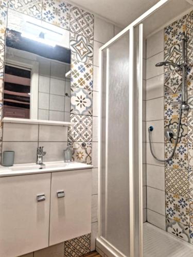 a bathroom with a shower and a sink at Il Gaza in San Giovanni a Piro