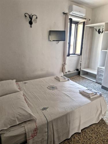 a bedroom with a bed and a tv on the wall at Il Gaza in San Giovanni a Piro