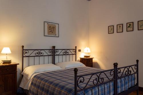 PegognagaにあるAgriturismo Cà Rossaのベッドルーム1室(ベッド1台、ナイトスタンド2つ、ランプ2つ付)