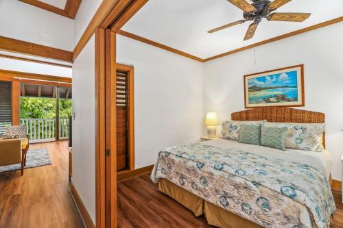 um quarto com uma cama e uma ventoinha de tecto em Charming 1br TopFloor Condo in Poipu, Athletic Club 432 em Koloa