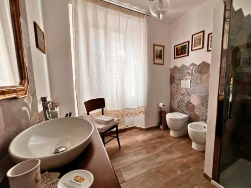 een badkamer met een bad, een toilet en een wastafel bij Alma BnB in Santa Fiora