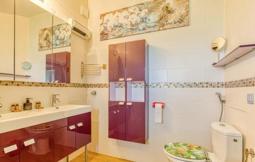 Ένα μπάνιο στο Belle Quercynoise piscine jacuzzi partagés