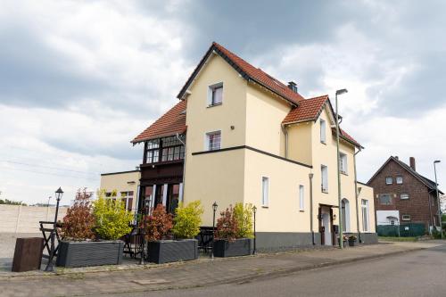 ein Haus an der Seite einer Straße in der Unterkunft Pension und Location Cham in Meerbusch