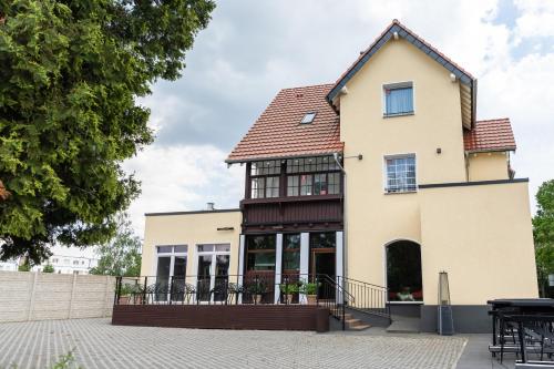 une maison avec un toit rouge dans l'établissement Boutique Hotel & Location Cham, à Meerbusch