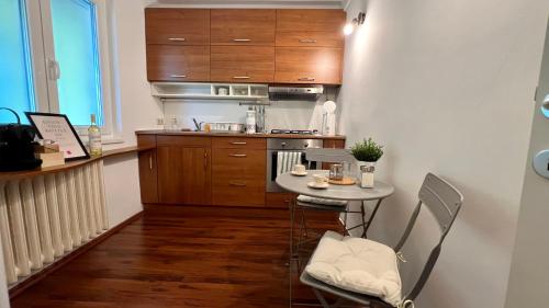 uma pequena cozinha com uma pequena mesa e cadeiras em Casa Maria em Budapeste