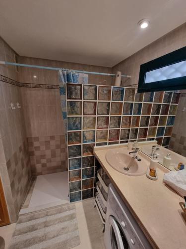 La salle de bains est pourvue d'un lavabo et d'une douche. dans l'établissement Quilla Apartment, à Torrequebrada