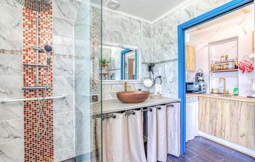 een badkamer met een douche, een wastafel en een spiegel bij Agréable studio in Septfonds