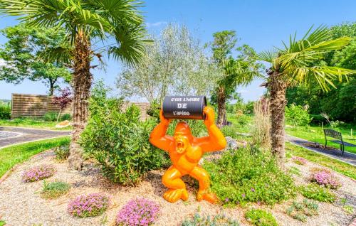 a statue of a person holding a box on its head at Studio du Daudou piscine jacuzzi partagés in Septfonds